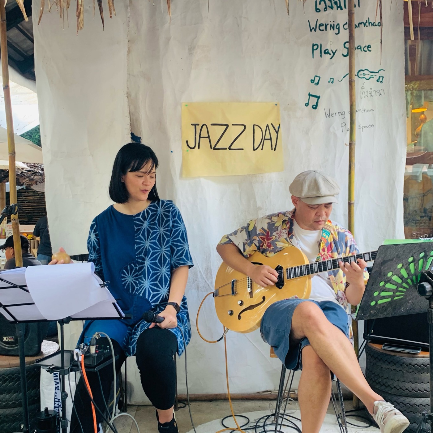 นักร้องและนักกีตาร์วงวิฬาร์ระหว่างการแสดง Jazz Day ที่เวิ้งฉำฉา เชียงใหม่