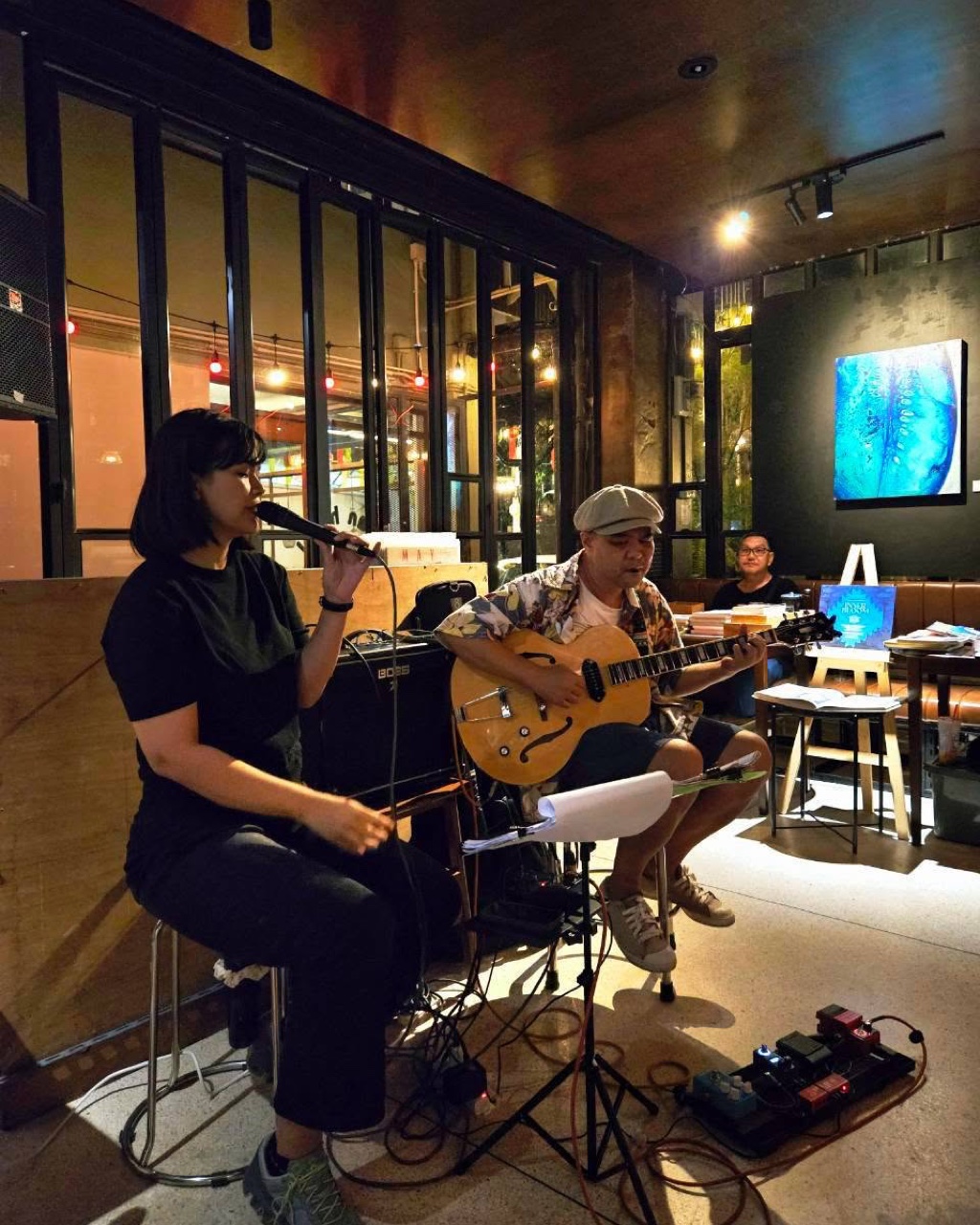 นักร้องและนักกีตาร์วงวิฬาร์กำลังแสดงสดพร้อมชุดเอฟเฟกต์ Live Loop